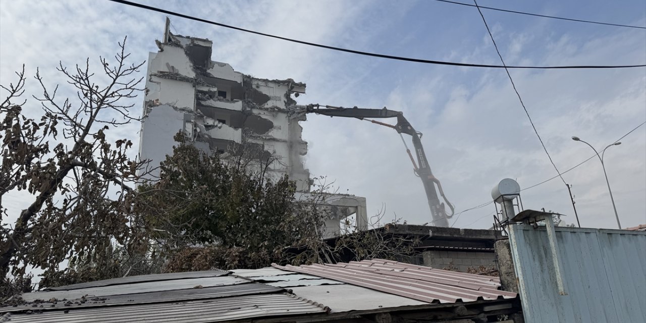 Kahramanmaraş'ta ağır hasarlı binaların yıkımı devam ediyor