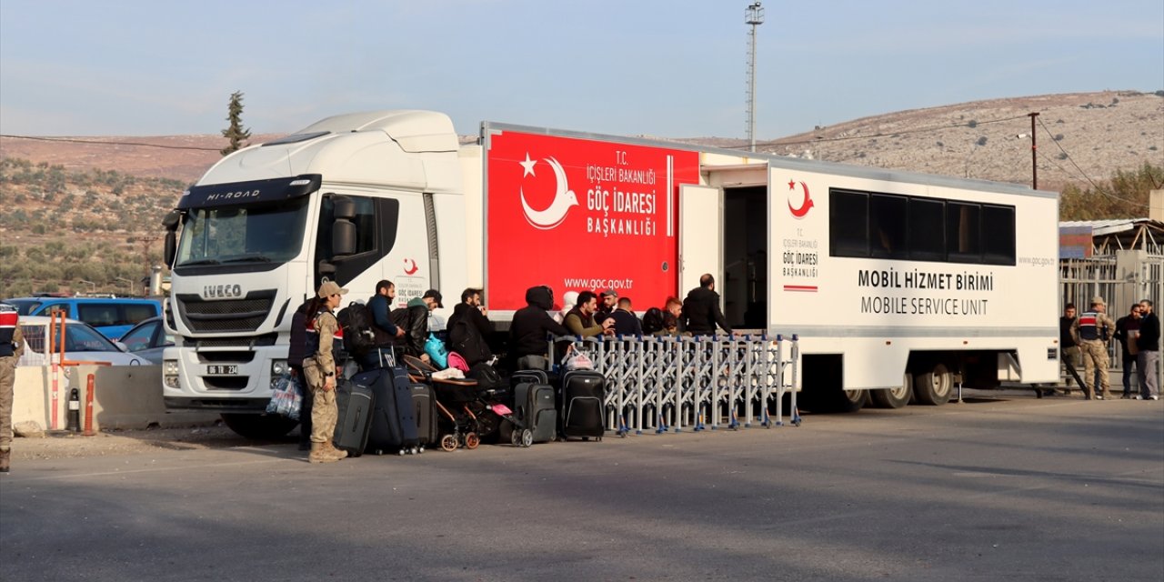 Ülkelerine dönen Suriyeliler için Hatay sınırında mobil hizmet aracı konuşlandırıldı