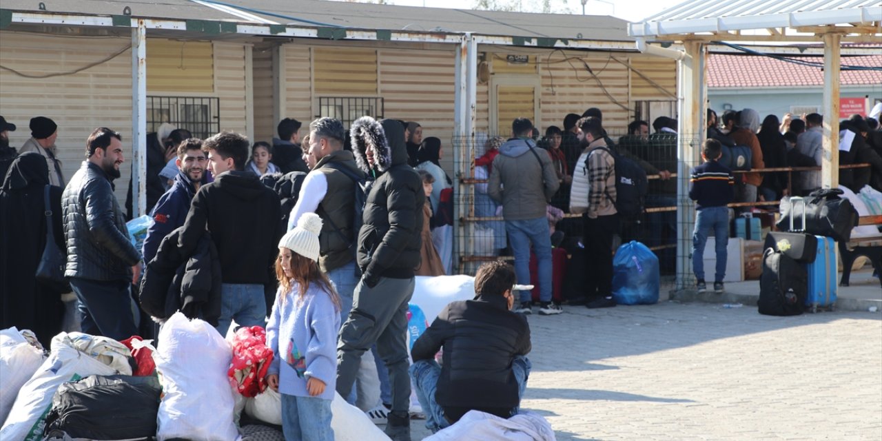 Esed rejiminin devrilmesinin ardından Türkiye'deki Suriyeliler ülkelerine dönüyor