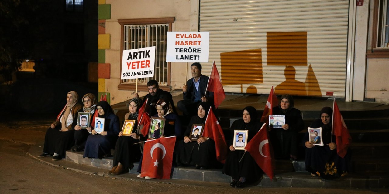 Diyarbakır anneleri evlat nöbetini gece de sürdürme kararı aldı