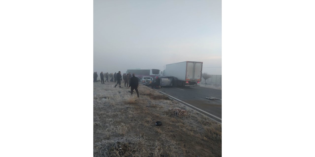 GÜNCELLEME - Van'da iki ayrı zincirleme trafik kazasında 2 kişi öldü, 15 kişi yaralandı