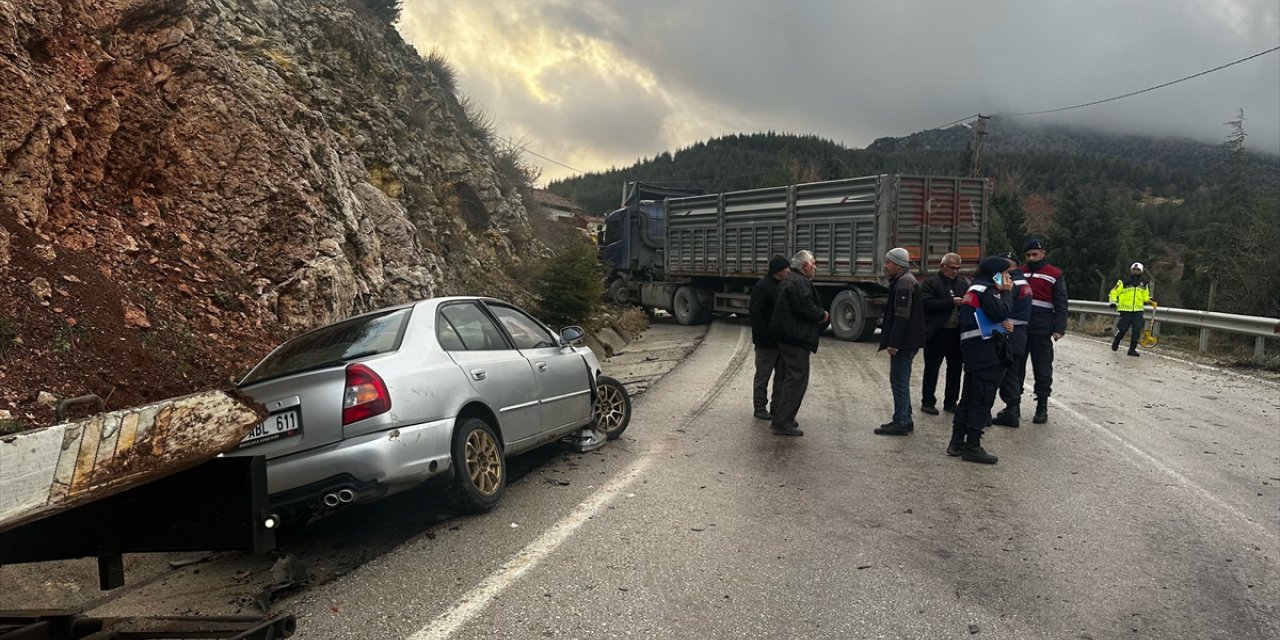 Isparta'da otomobil ile tırın çarpıştığı kazada 3 kişi yaralandı