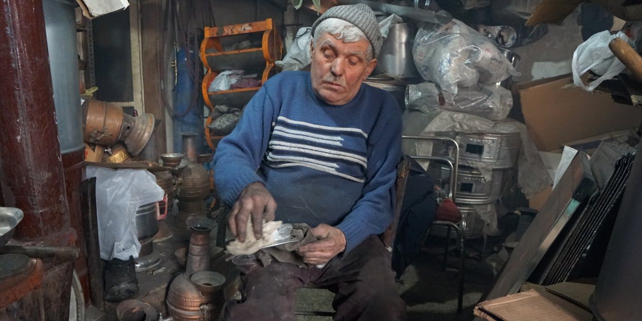 Çorum'da emektar bakırcılar karşılıklı dükkanlarda mesleklerini sürdürüyor