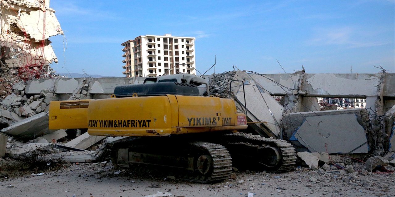 Hatay'da ağır hasarlı bina yıkım sırasında iş makinesinin üzerine devrildi