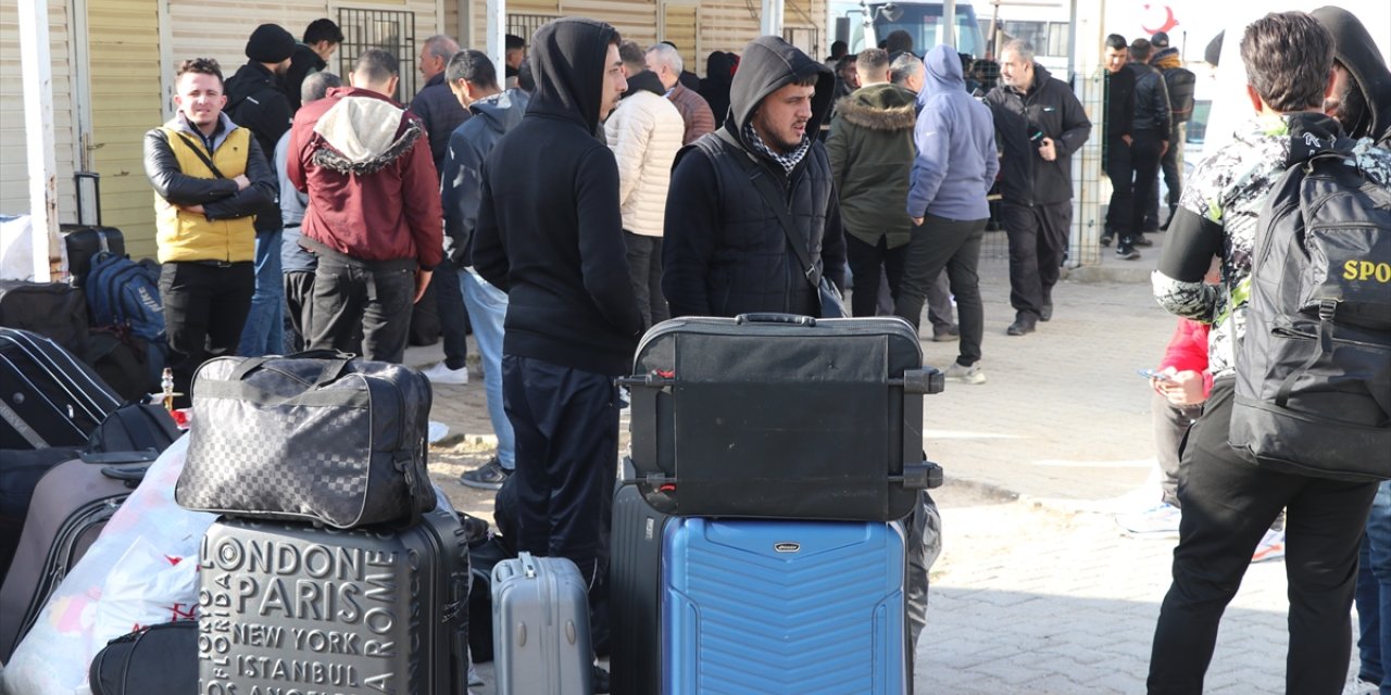 Esed rejiminin devrilmesinin ardından Türkiye'deki Suriyelilerin ülkelerine dönüşü sürüyor