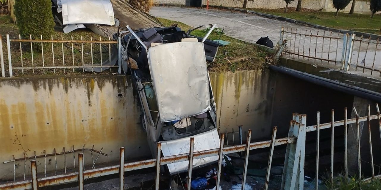 Kocaeli'de su kanalına düşen otomobilin sürücüsü yaralandı