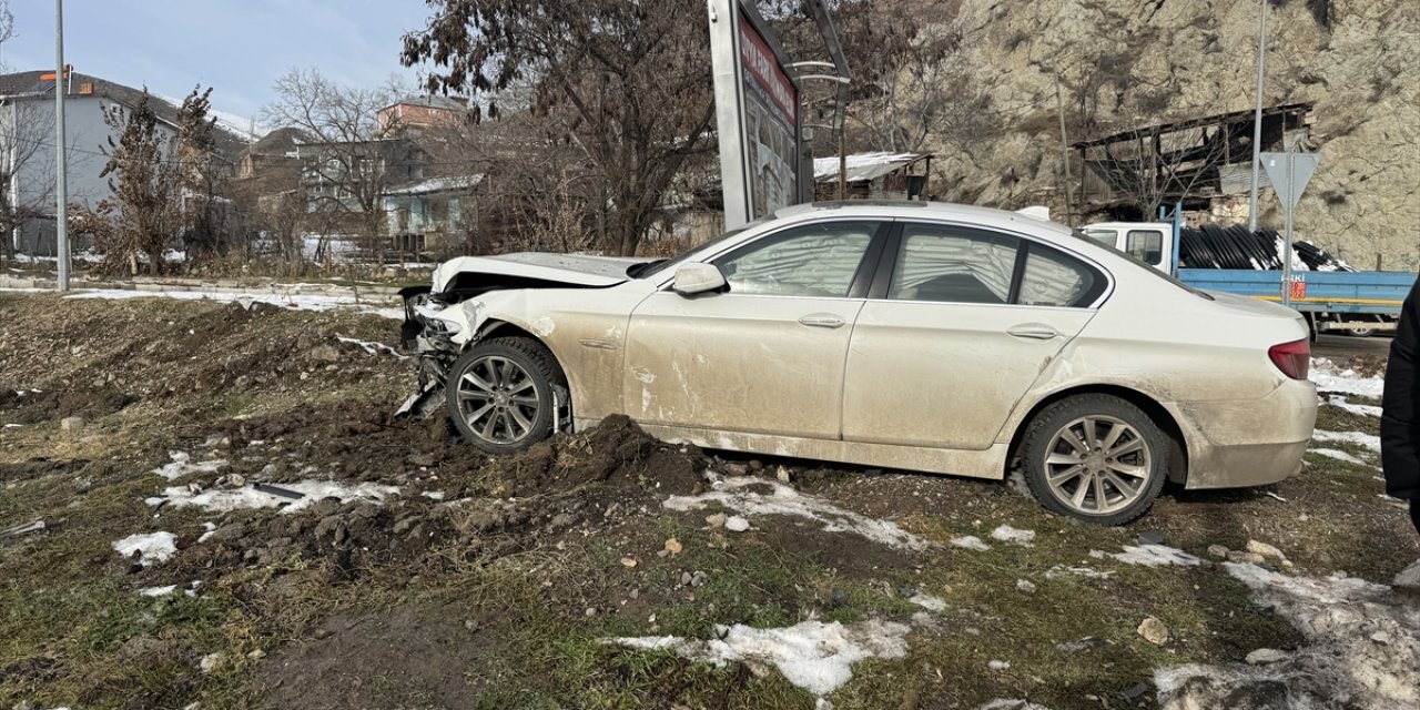 Erzurum'da iki otomobil çarpıştı, 2'si ağır 4 kişi yaralandı