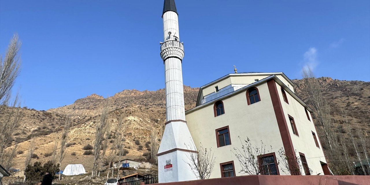 Erzurum'da şehirler arası yol güzergahındaki camide mola verenler ikramlarla karşılanıyor