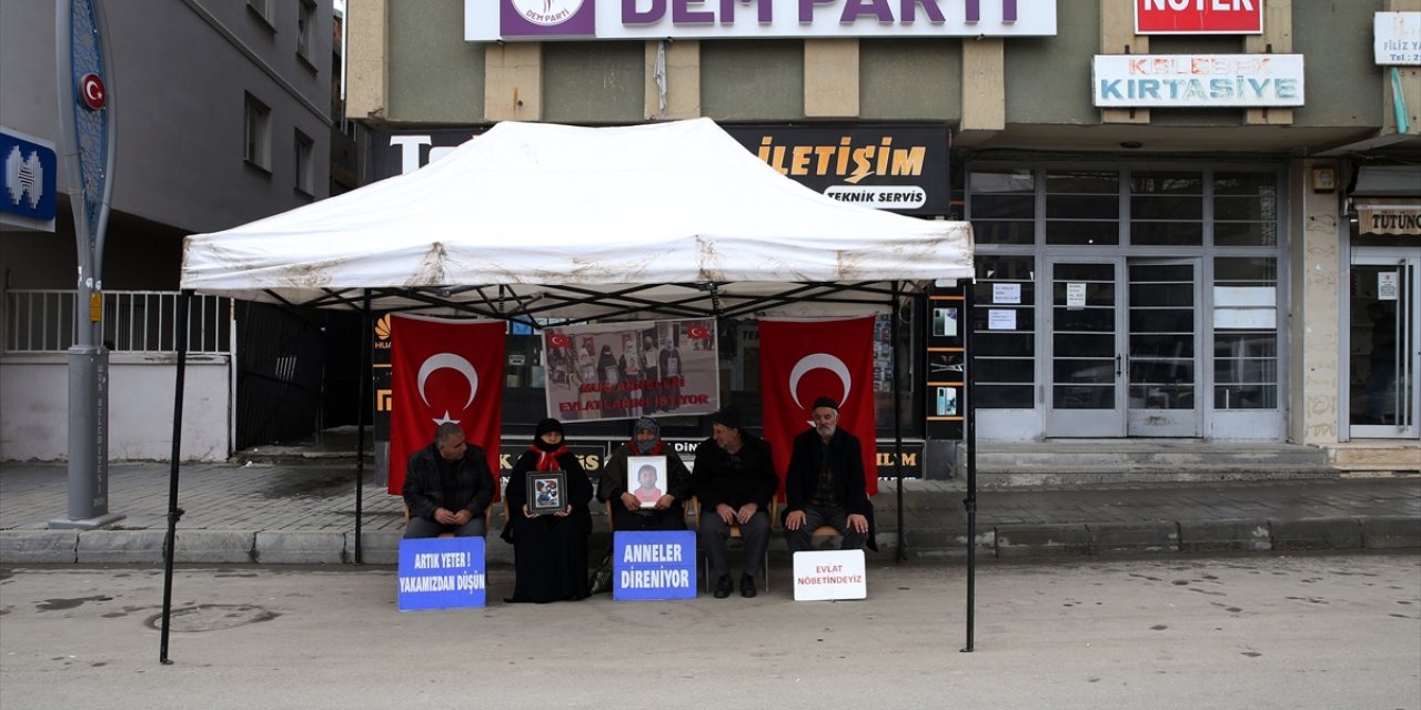 Muşlu aileler DEM Parti binası önündeki "evlat nöbeti"ni sürdürdü