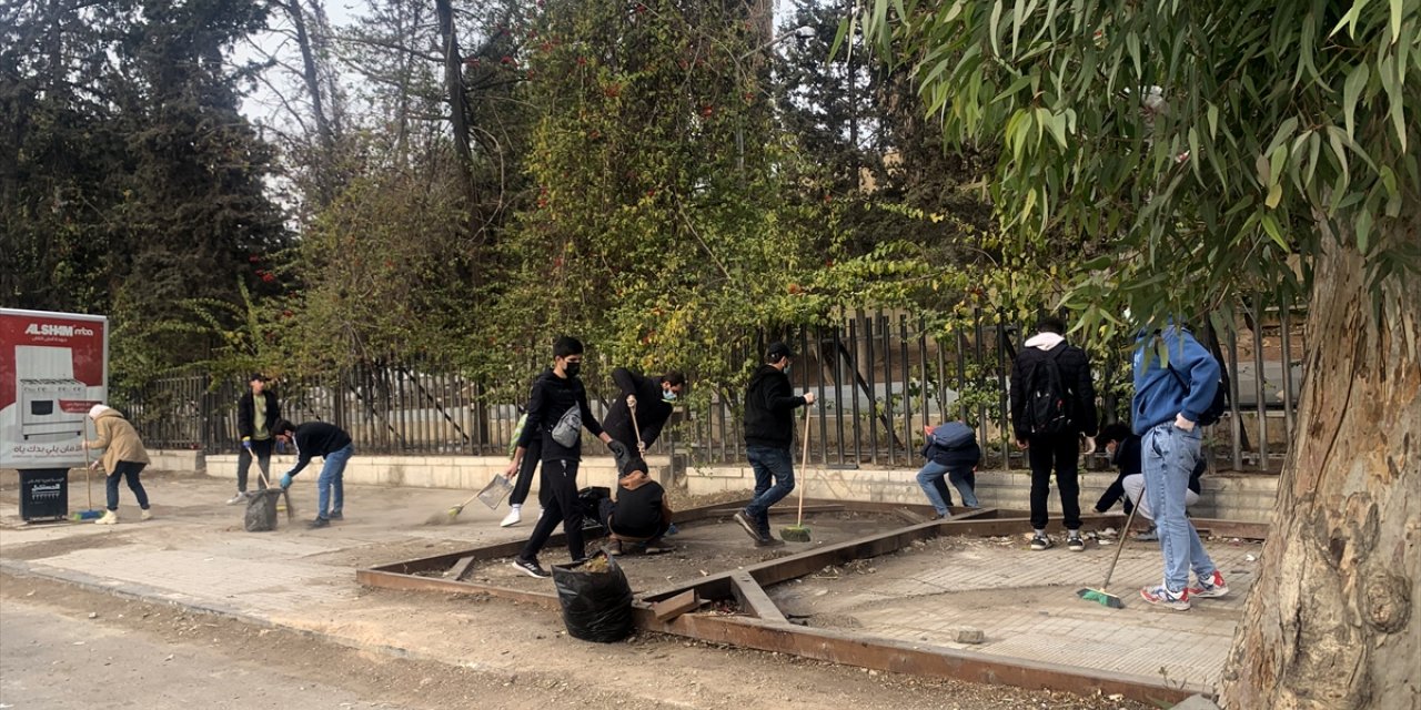 Suriye'nin başkenti Şam'da gönüllü gençler sokakları temizliyor