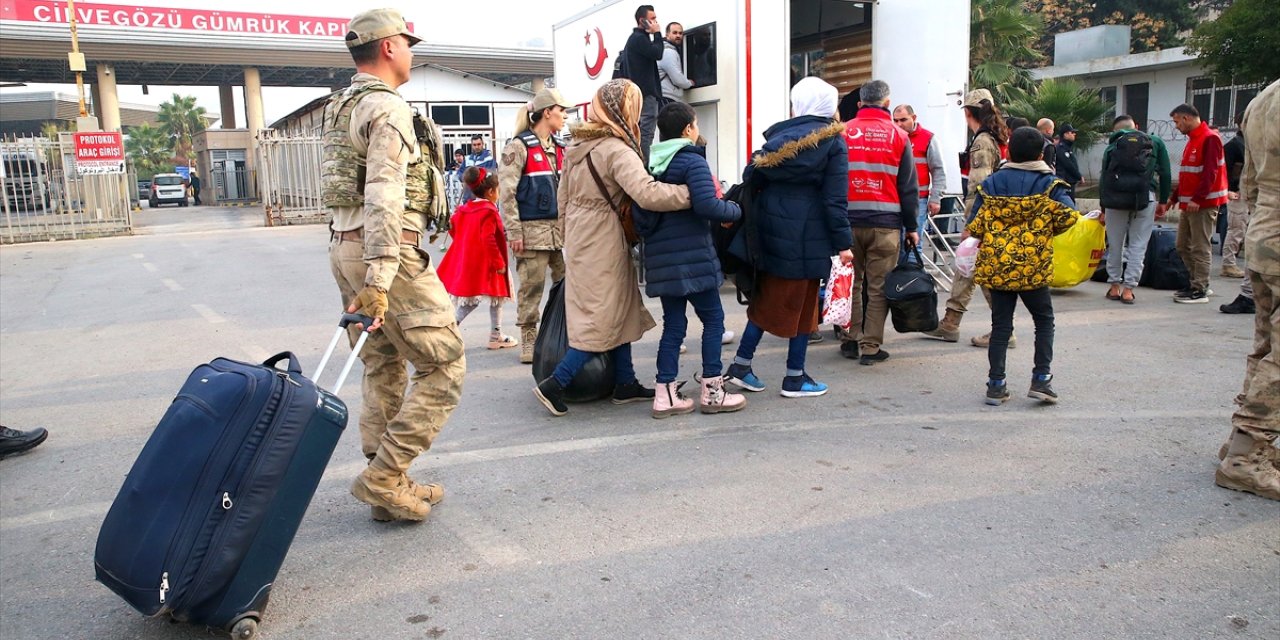 Hatay Valisi Masatlı'dan Suriyelilerin ülkesine döndüğü sınır kapılarında inceleme