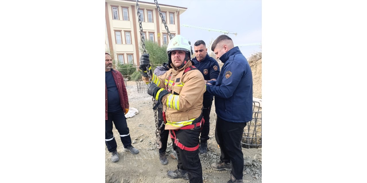 Hatay'da fore kazık temeline düşen köpek yavrusunu itfaiye kurtardı