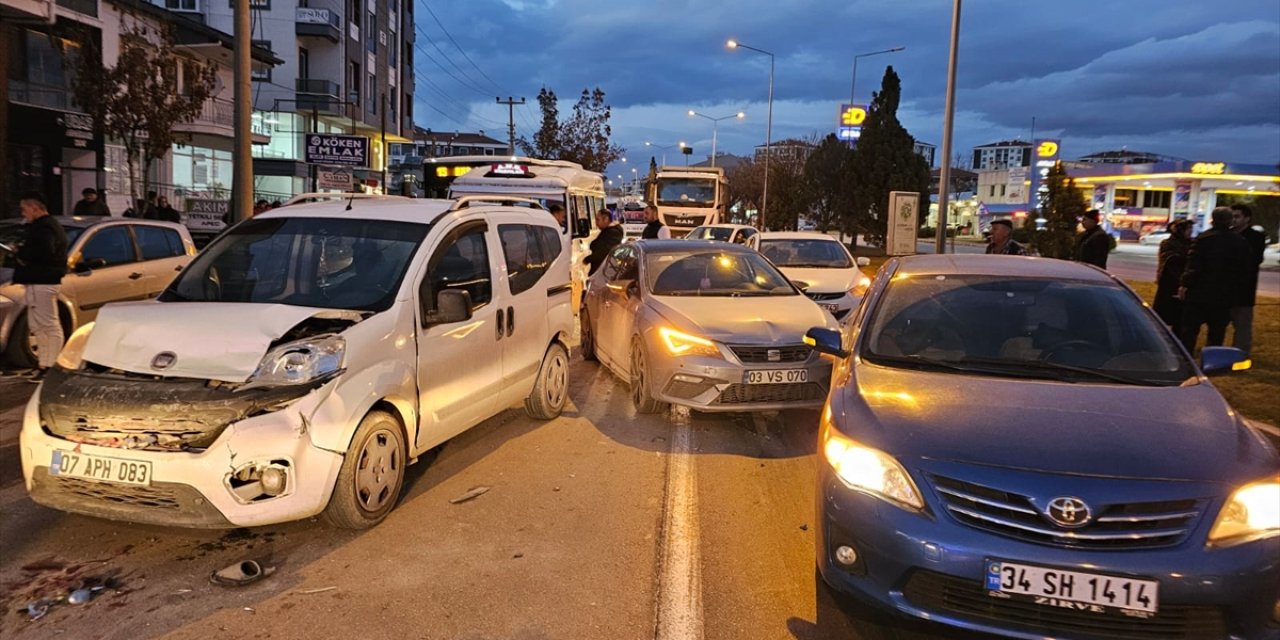 Afyonkarahisar'da zincirleme trafik kazasında 7 kişi yaralandı