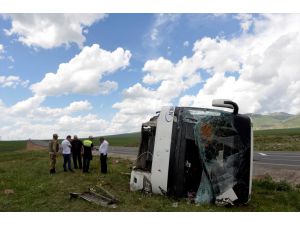 Kars'ta otobüs devrildi: 6 yaralı