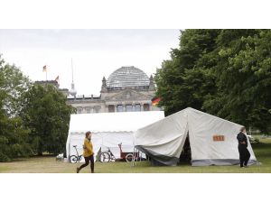 Almanya’da çevreciler Başbakanlık yakınlarında kamp kurdu