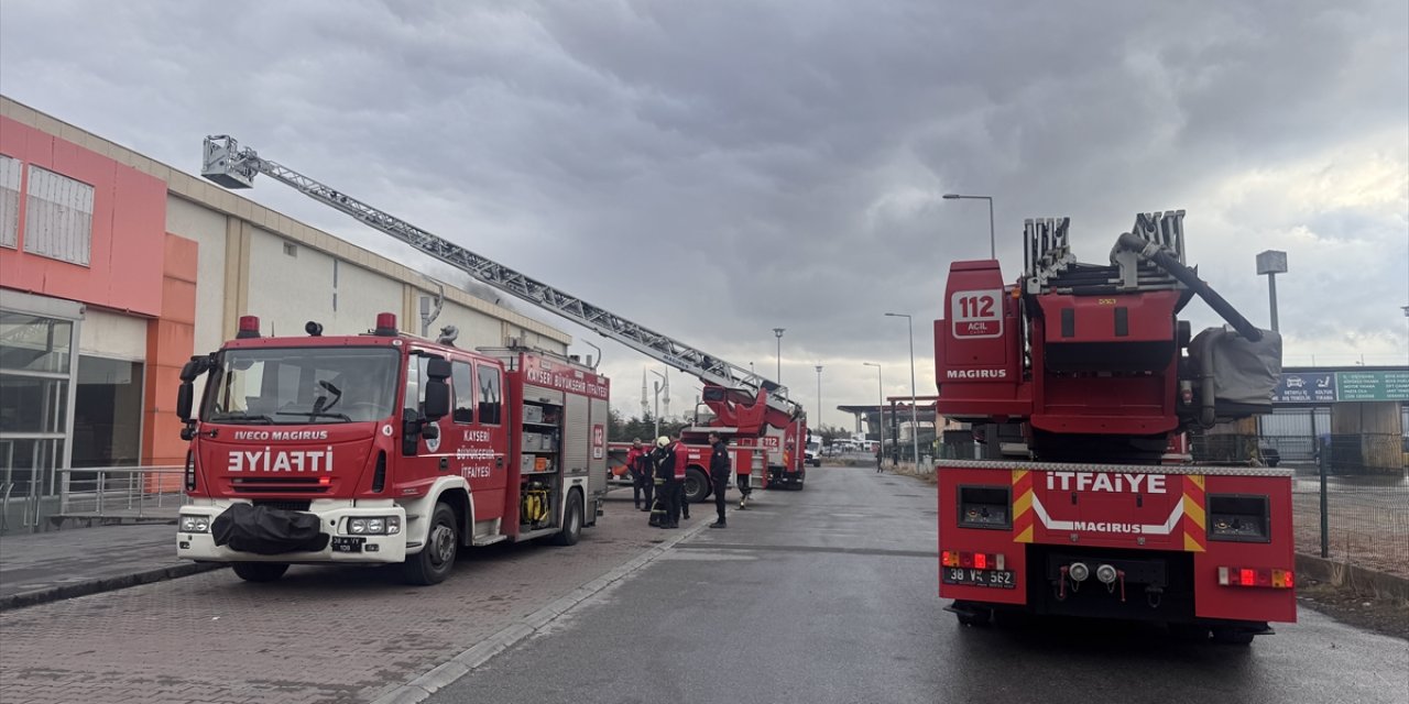 Kayseri'de tadilattaki deponun çatısı yangında hasar gördü