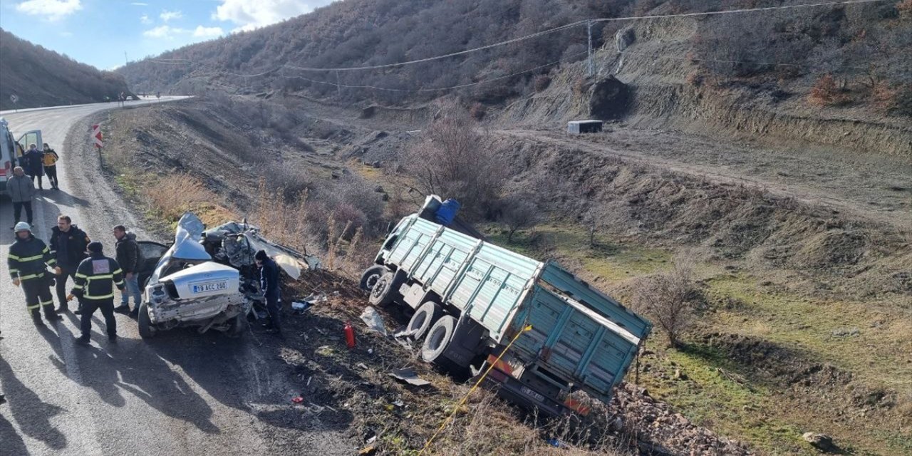 Çorum'da kamyonla otomobilin çarpıştığı kazada 2 kişi öldü