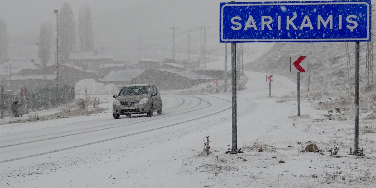 Kars ve Ağrı'da kar yağışı etkili oldu