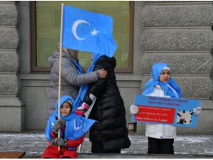Uygurlardan İsveç Parlamentosu önünde gösteri