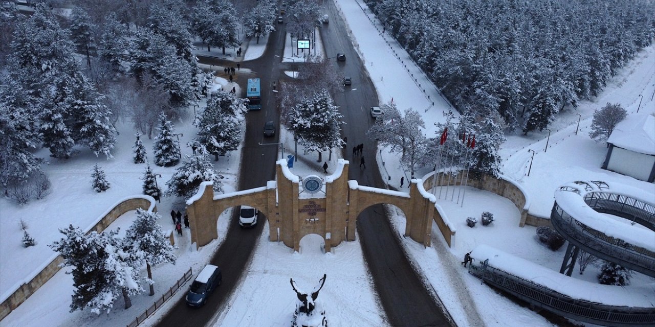 Erzurum'da gün boyu etkili olan yağışla kar kalınlığı 20 santimetreye ulaştı