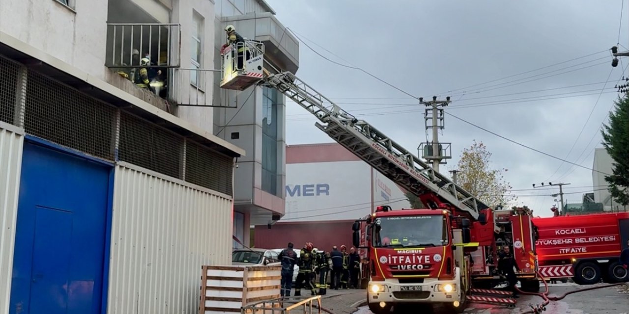 Kocaeli'de imalathanede çıkan yangın söndürüldü