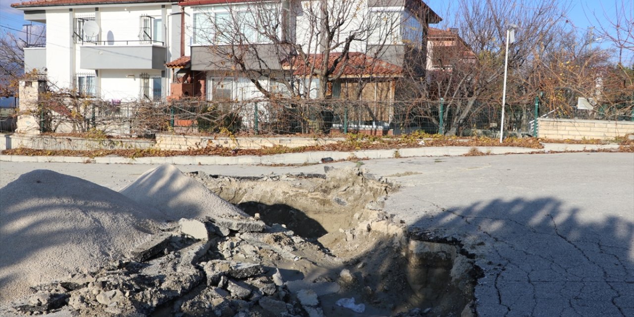 Burdur'da zemin kayması sonucu hasar gören 4 evden biri mühürlendi