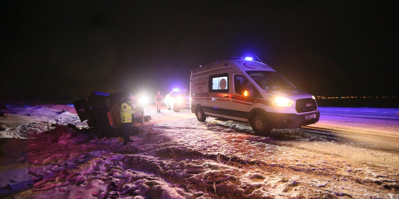 Kars'ta devrilen motokaravandaki 2 Hollandalı yaralandı