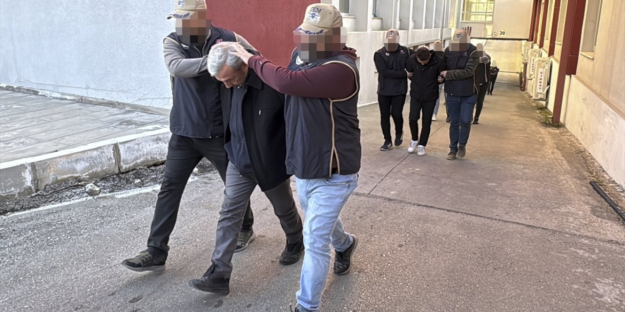 Adana merkezli FETÖ operasyonunda yakalanan 14 şüpheli adliyeye sevk edildi