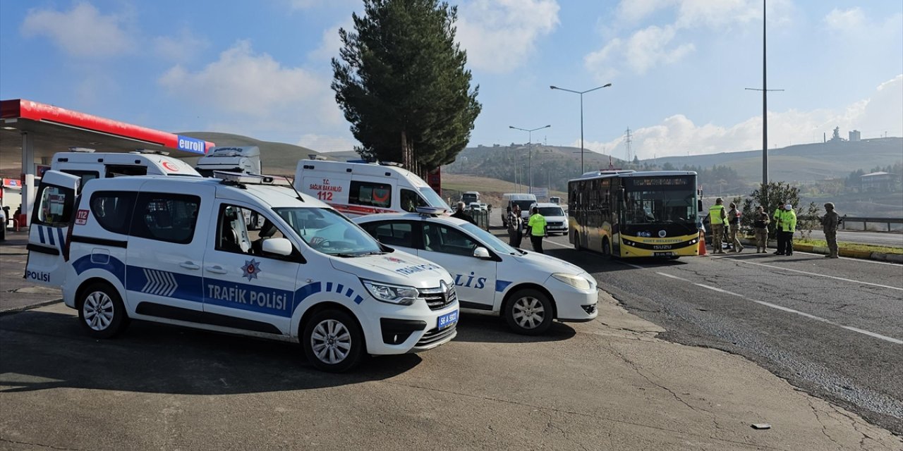 Siirt'te otomobilin çarpması sonucu 1'i jandarma personeli 3 kişi yaralandı