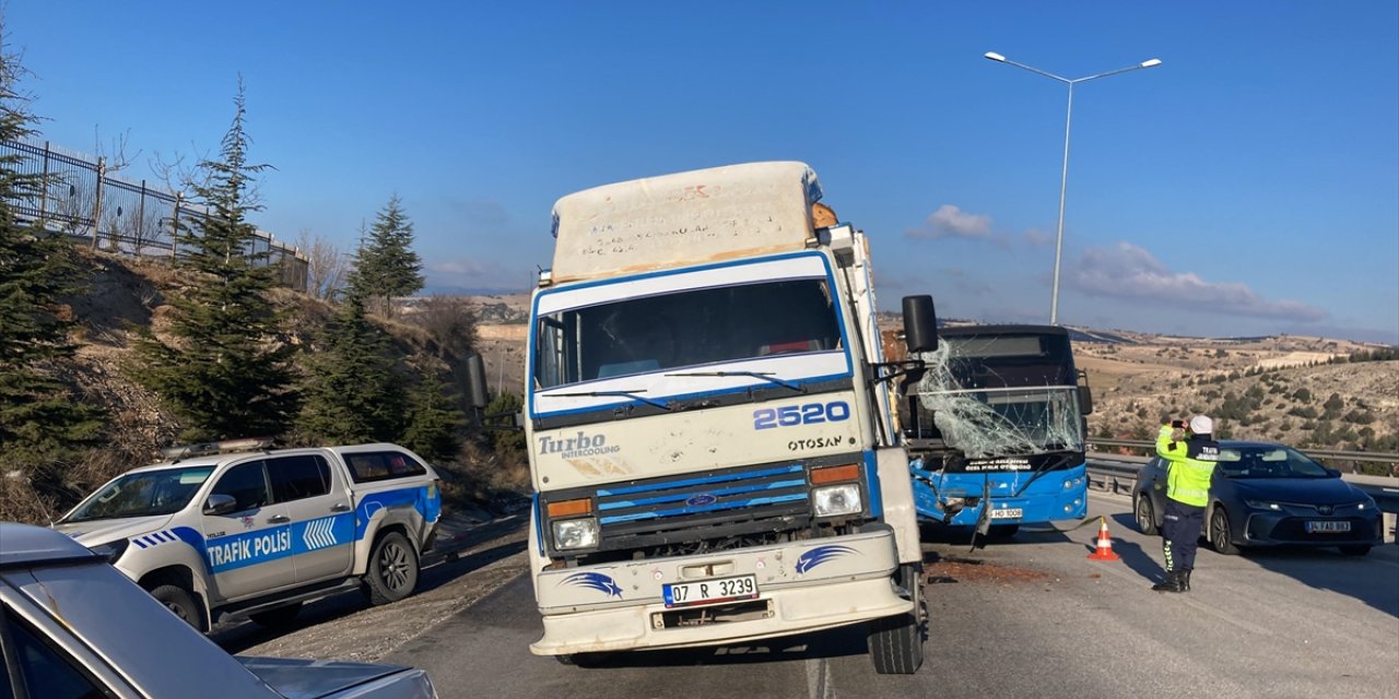 Burdur'da halk otobüsünün kamyon ve polis aracına çarpması sonucu 6 kişi yaralandı