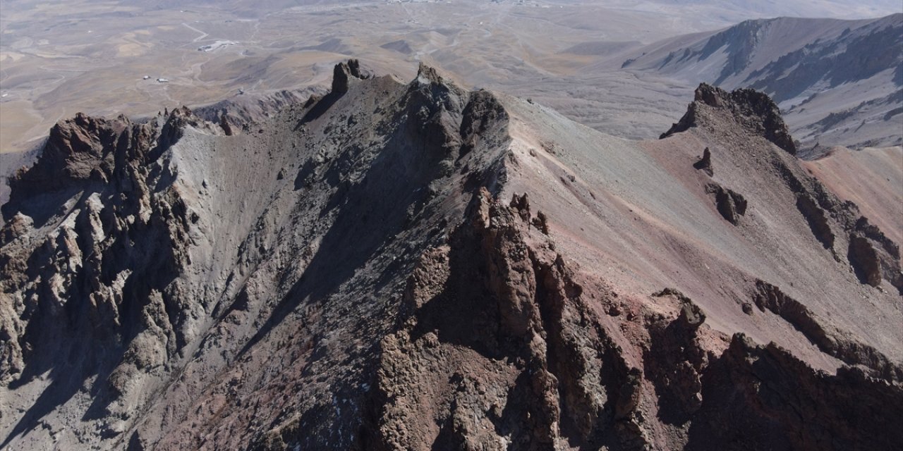 Erciyes'in zirvesindeki mağarayı görmek isteyenler 3 bin 917 metre tırmanıyor