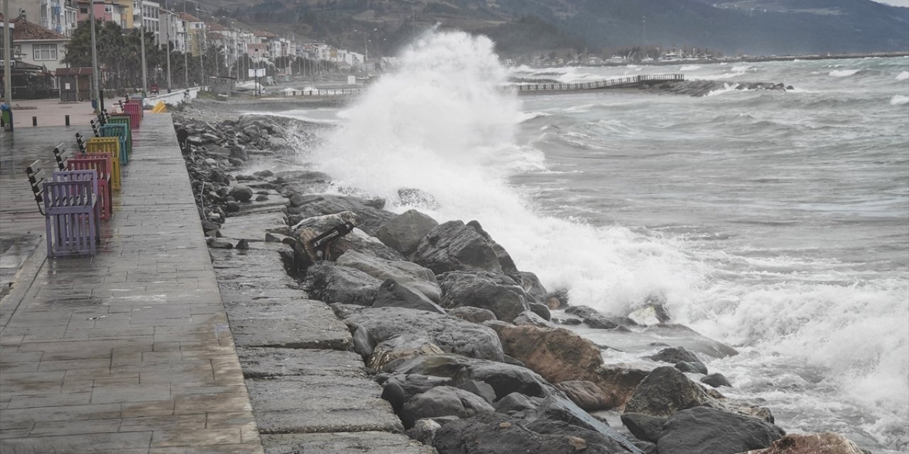 Samsun'da kuvvetli rüzgar nedeniyle denizde dalga boyu 2 metreye ulaştı