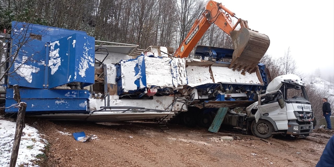 Sakarya'da taş kırma makinesinin devrildiği kazada 1 kişi ağır yaralandı