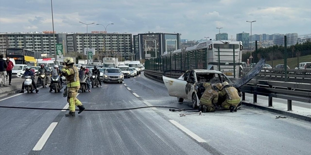 Küçükçekmece D100 kara yolunda otomobilde çıkan yangın söndürüldü