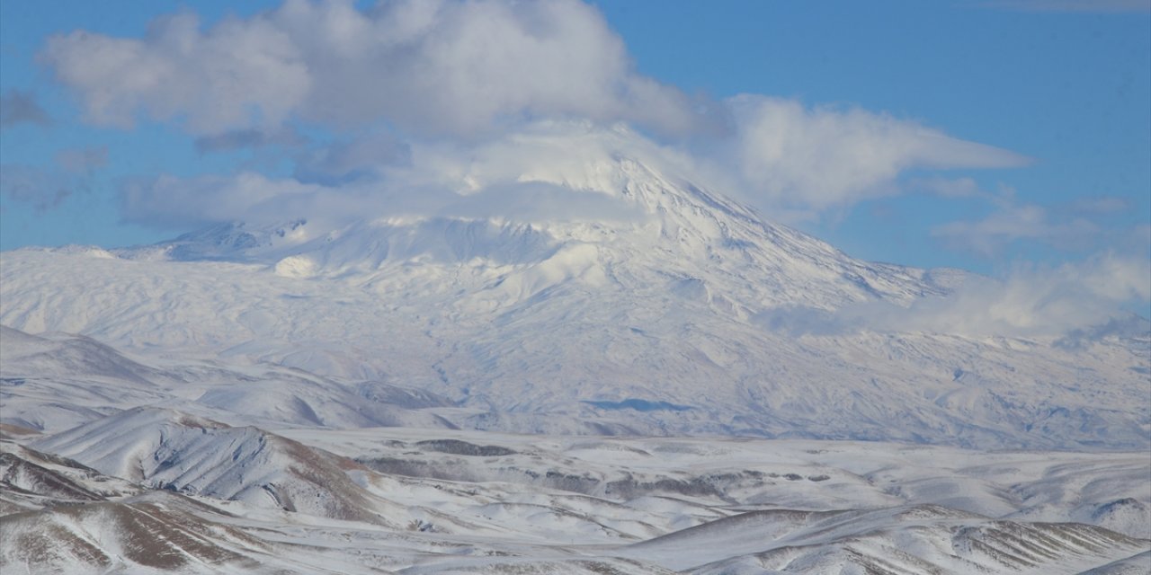 Ağrı Dağı yeniden beyaza büründü