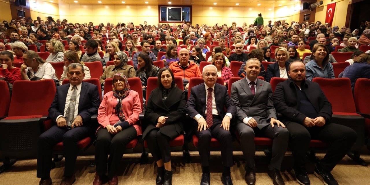 Müzikli oyun "Öylesine Bir Dinleti" Kırklareli'nde sahnelendi