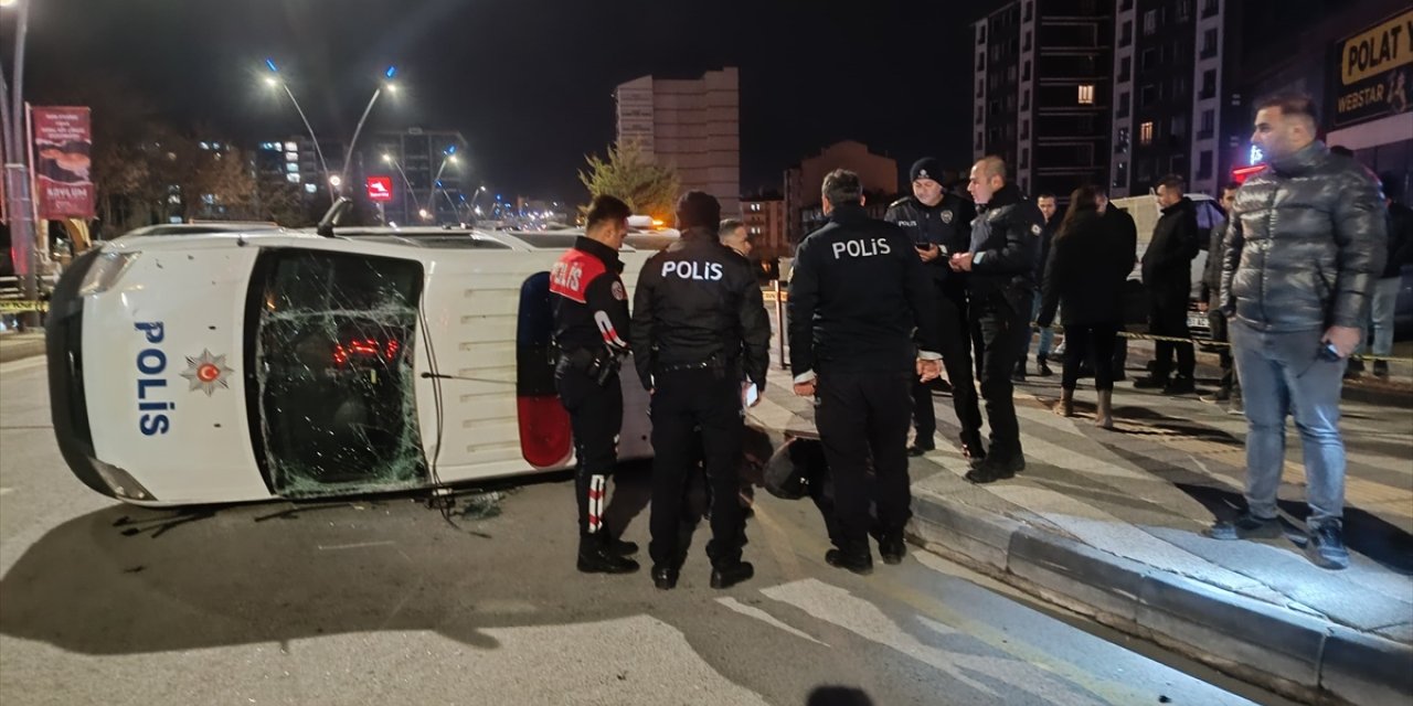 Niğde'de ekip otosuyla otomobilin çarpıştığı kazada 2'si polis 6 kişi yaralandı