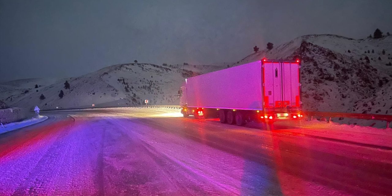 Erzincan'da kar ve tipi nedeniyle ulaşım güçlükle sağlanıyor