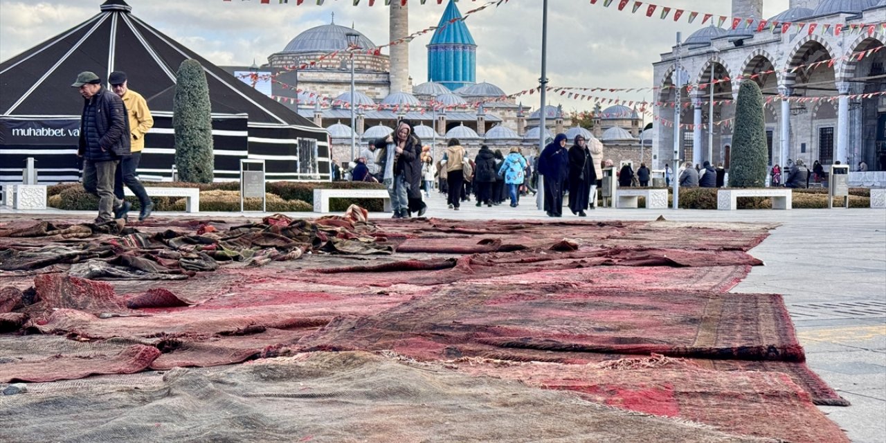 Gazze'deki yıkıma Mevlana Meydanı'na serdikleri halılarla dikkati çekiyorlar