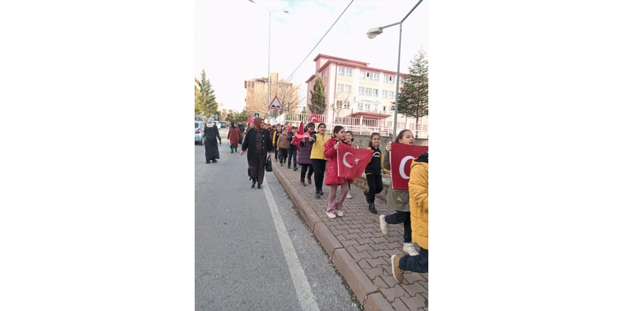 Kayseri'de ilkokul öğrencilerinden şehit Tuğgeneral Baydilli'nin babaevine ziyaret