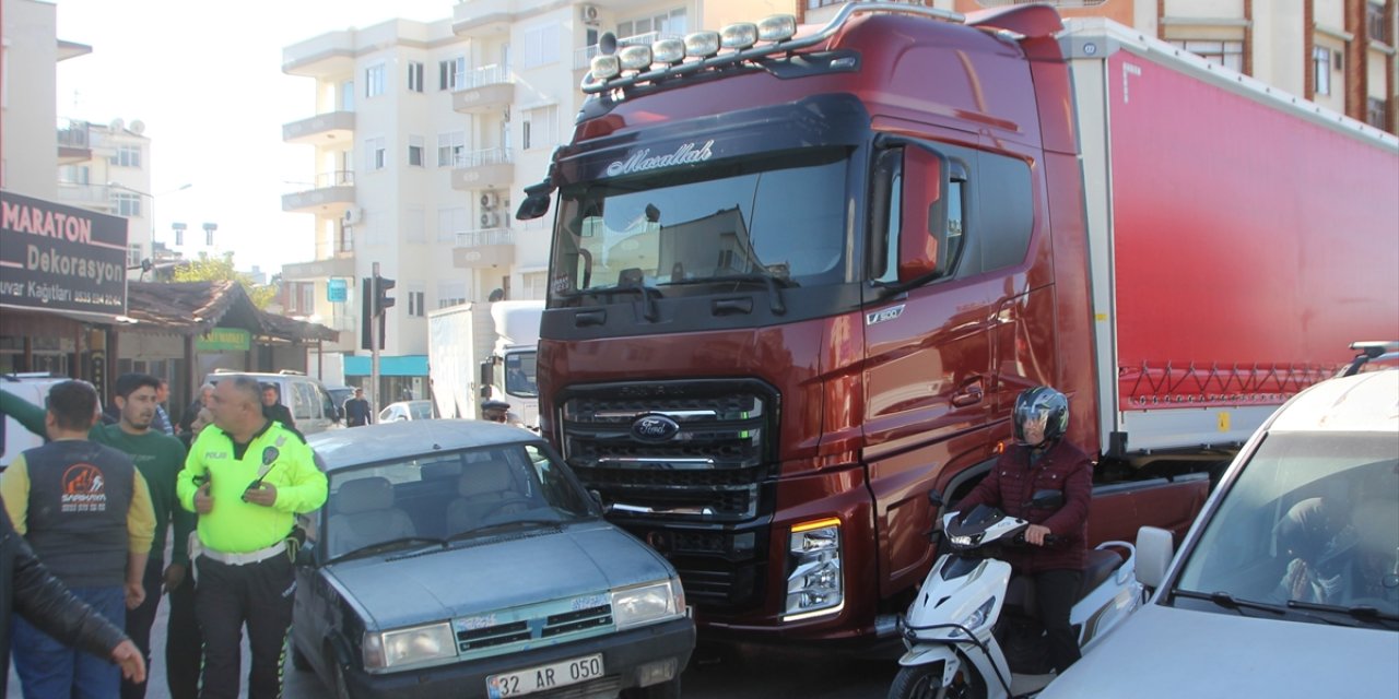 Antalya'da kaza yapan ailesinin yardımına giden kişi otomobiliyle yayaya çarptı