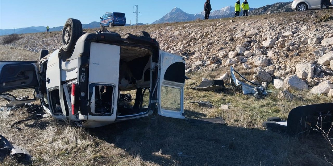 Konya'da hafif ticari araçla otomobilin çarpıştığı kazada 2 kişi öldü, 1 kişi yaralandı