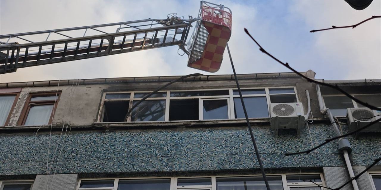 Şişli'de binanın çatı katında çıkan yangın söndürüldü