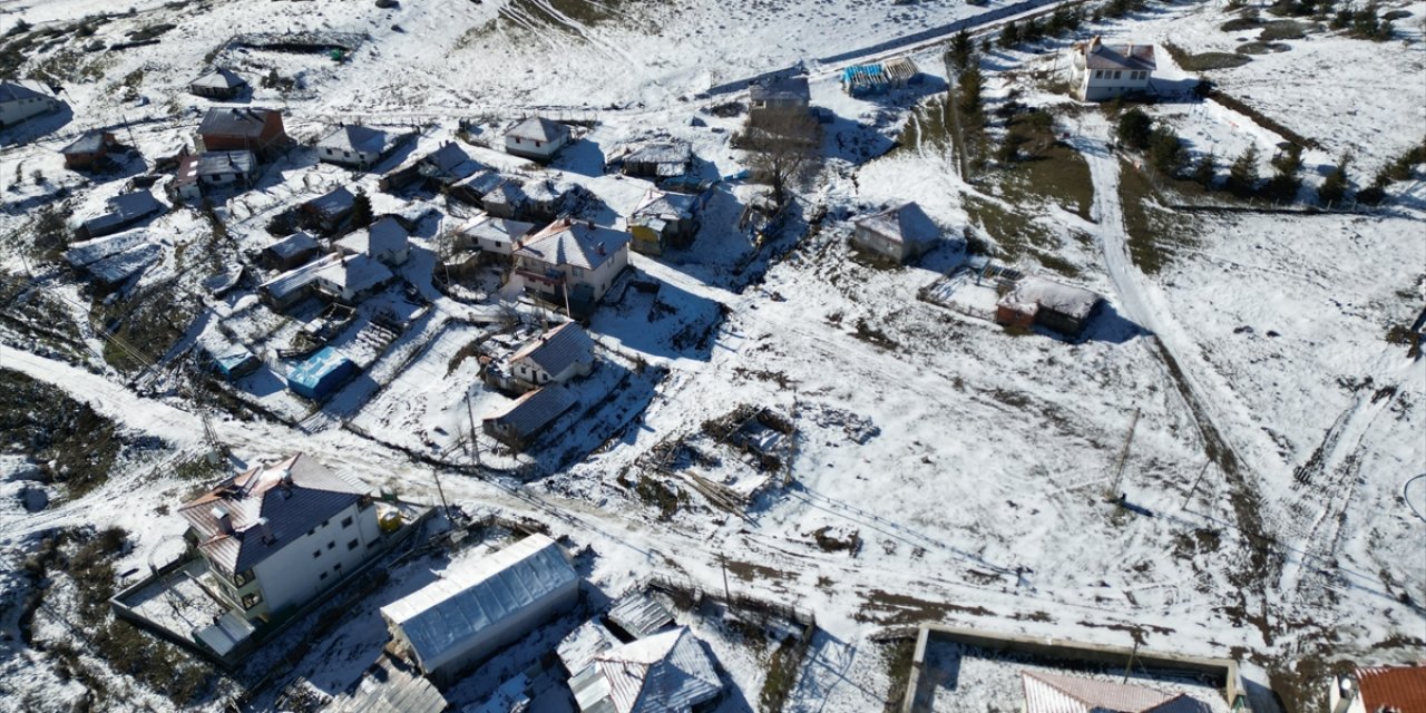 Karla kaplanan Yapraklı Büyük Yayla dron ile görüntülendi