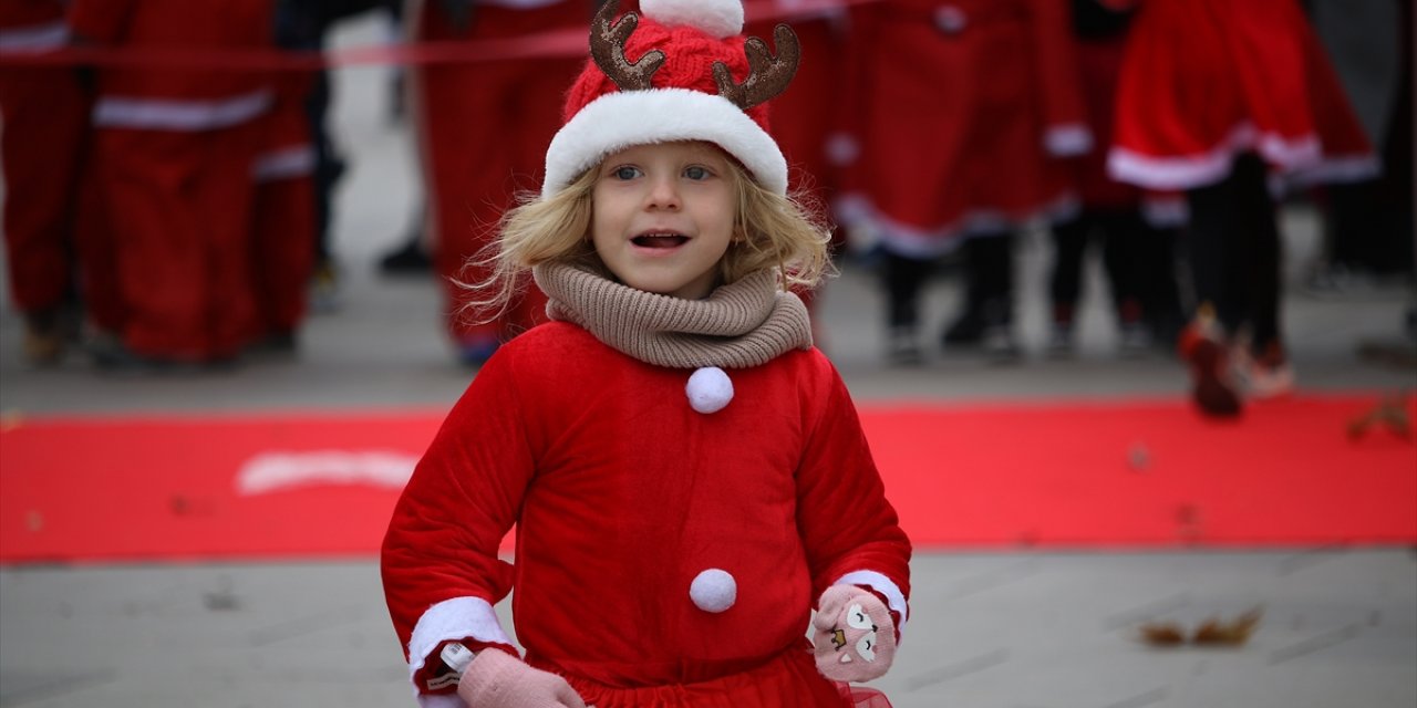 Kosova’da yüzlerce kişi "Noel Baba" kostümüyle koştu