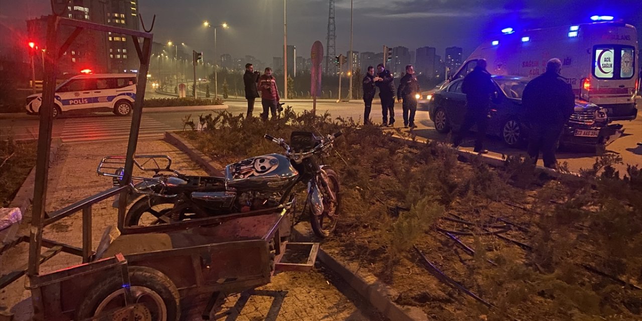 Kayseri'de otomobil ile motosikletin çarpışması sonucu 4 kişi yaralandı