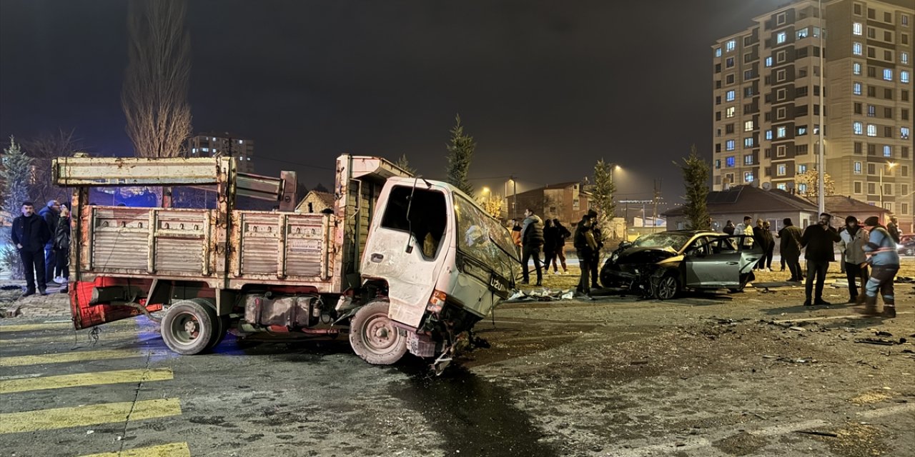 Kayseri'de otomobil ile kamyonetin çarpıştığı kazada 6 kişi yaralandı