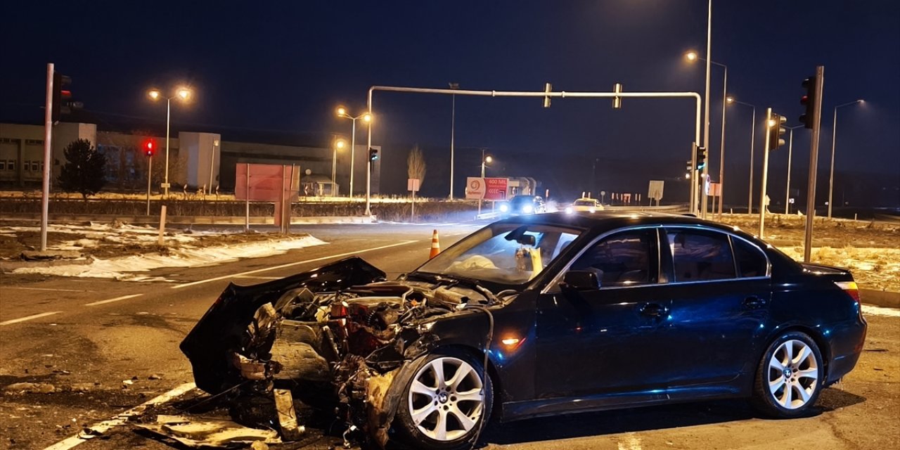 Kars'ta çarpışan iki otomobilin sürücüleri yaralandı