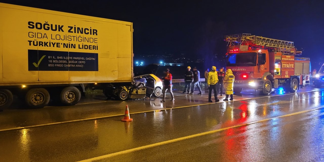 Samsun'da tıra çarpan otomobilin sürücüsü hayatını kaybetti