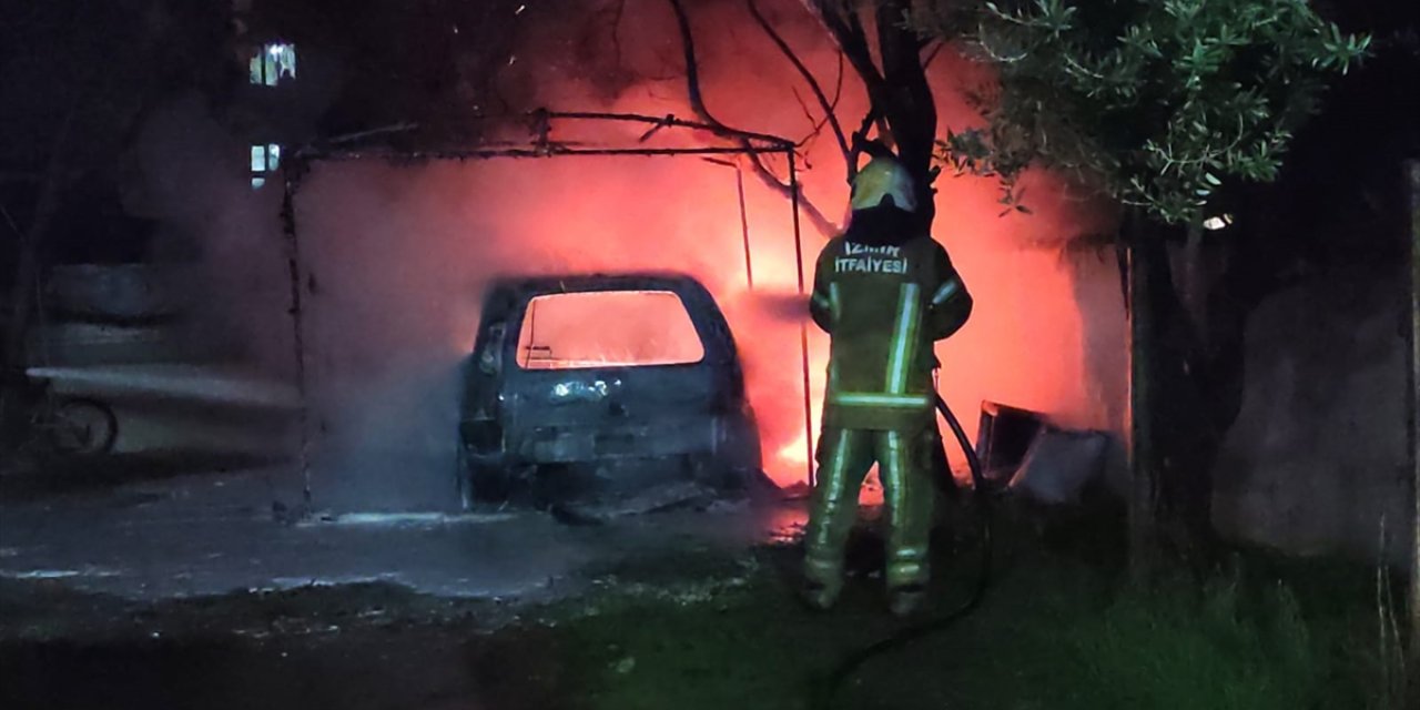 İzmir'de kundaklandığı iddia edilen otomobille iki motosiklet kullanılamaz hale geldi